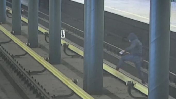 Mladík se zlomenou rukou přebíhal v metru koleje. Prý nevěděl, jak to tam chodí